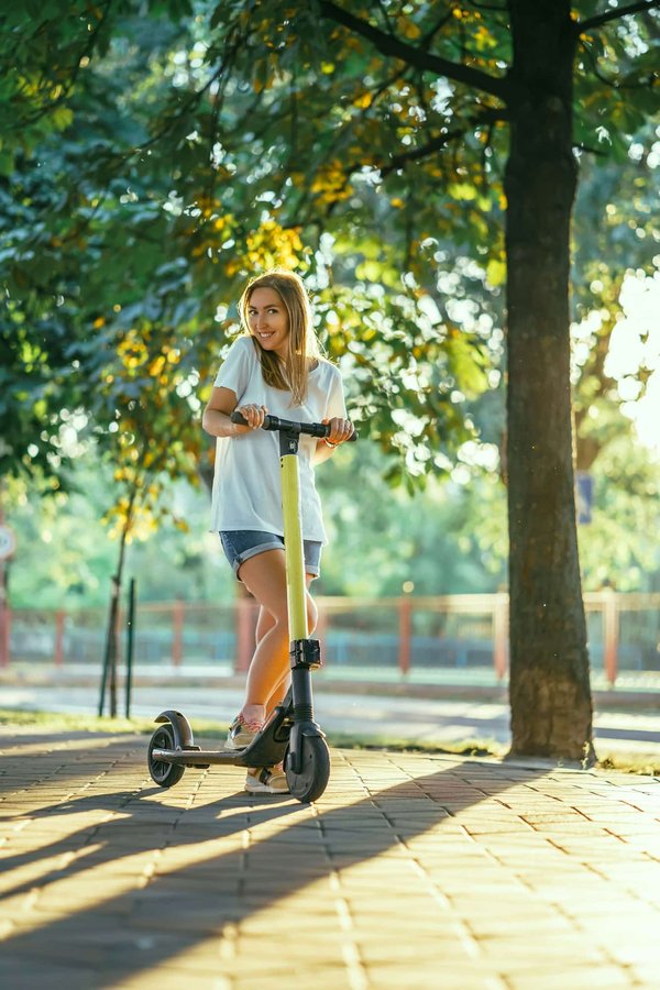 Les trottinettes électriques à 50 km/h : une façon rapide et écologique de se déplacer