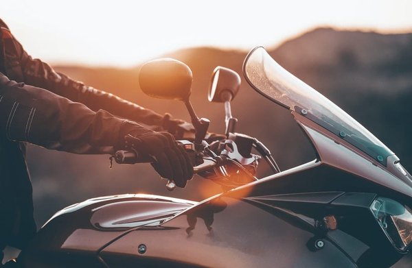 Pourquoi choisir une plaque immatriculation moto homologuée 21x13 cm ?